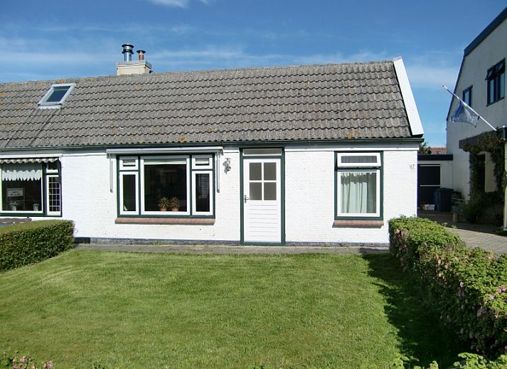 Cozy kitchen in Kikkertstraat 067, De Cocksdorp, Texel, complete with modern appliances.