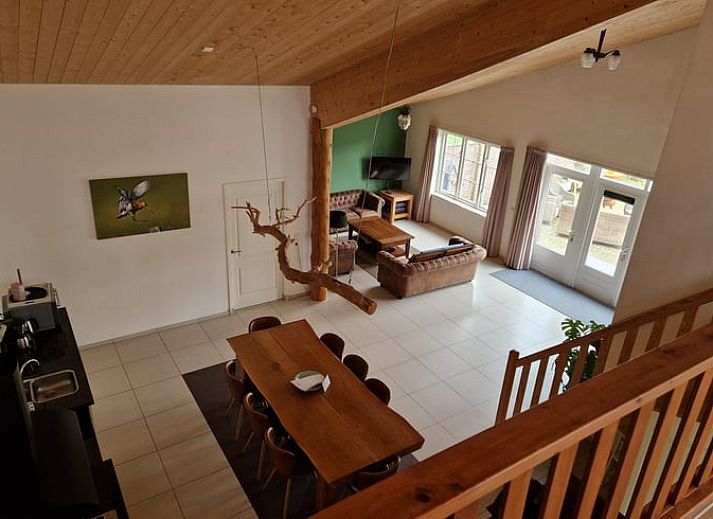 Charmante bakstenen gevel van Huisje in De Cocksdorp, Texel, met ruim terras voor ontspanning.