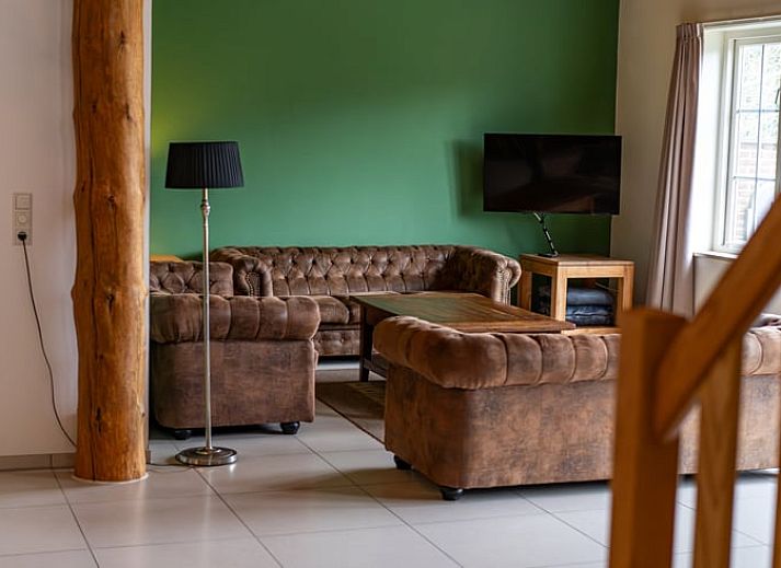 Charmante bakstenen gevel van Huisje in De Cocksdorp, Texel, met ruim terras voor ontspanning.