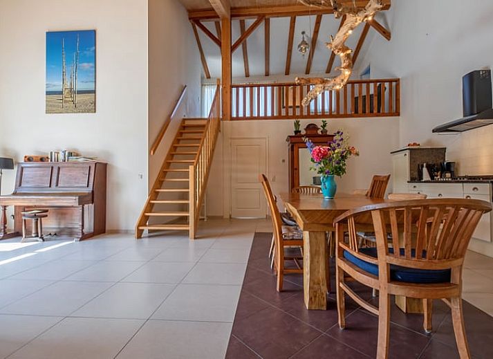 Ruime buitenruimte van vakantiehuis Huisje in De Cocksdorp, Texel, met groene omgeving.