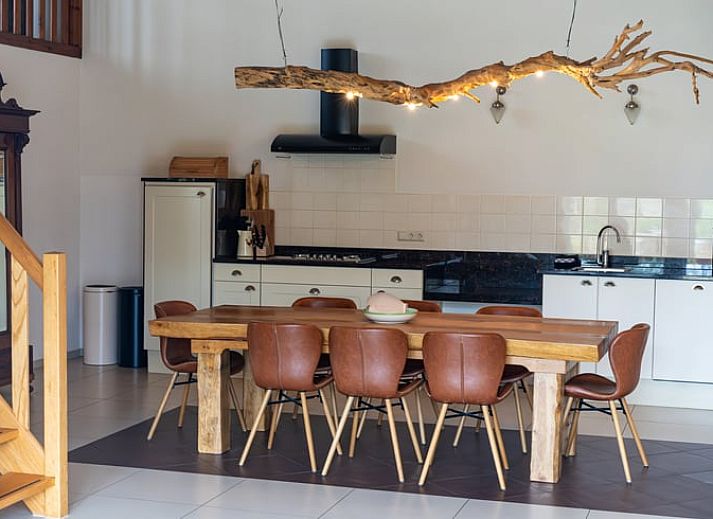 Ruime buitenruimte van vakantiehuis Huisje in De Cocksdorp, Texel, met groene omgeving.