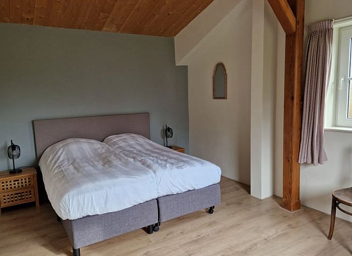 Lichte en ruime woonkamer in Huisje in De Cocksdorp, Texel, met comfortabele zitruimte.