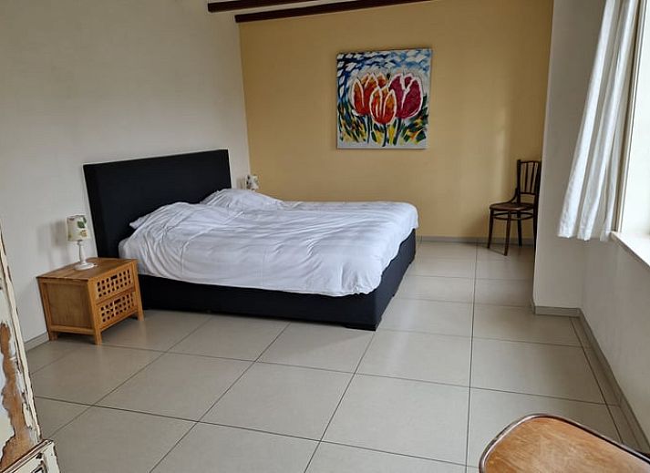 Lichte en ruime woonkamer in Huisje in De Cocksdorp, Texel, met comfortabele zitruimte.