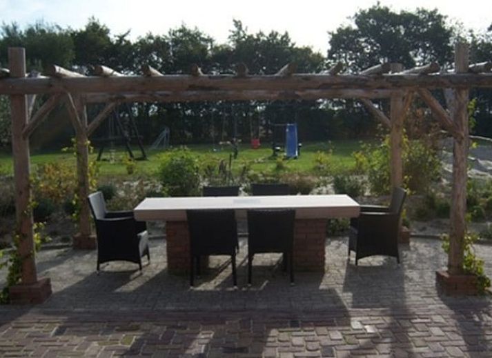 Lichte en ruime woonkamer in Huisje in De Cocksdorp, Texel, met comfortabele zitruimte.