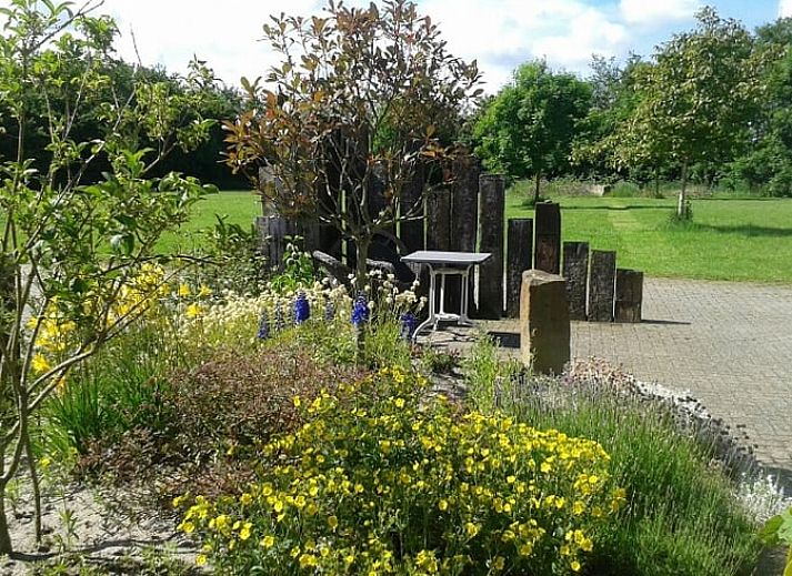 Lichte en ruime woonkamer in Huisje in De Cocksdorp, Texel, met comfortabele zitruimte.