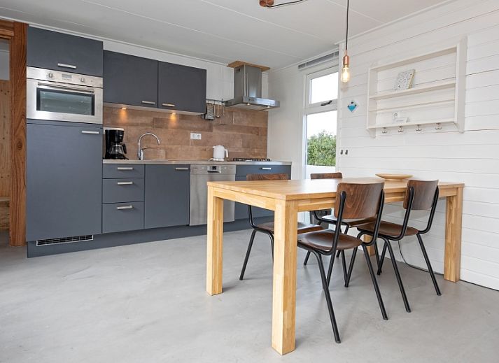 Bungalowpark Tamarisk - Bungalow 200 - Ties in De Cocksdorp, Texel met zonnig terras en ruime tuin.