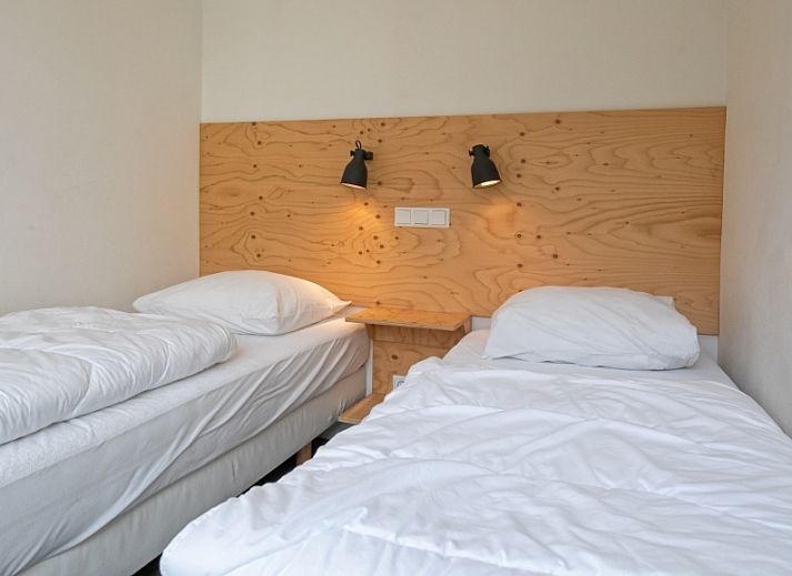 Gezellige woonkamer in Bungalowpark Tamarisk - Bungalow 200 - Ties, De Cocksdorp, Texel met comfortabele zithoek.