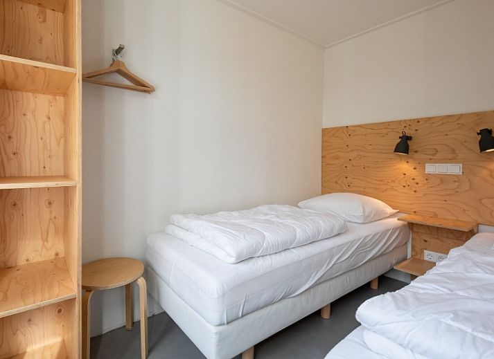 Gezellige woonkamer in Bungalowpark Tamarisk - Bungalow 200 - Ties, De Cocksdorp, Texel met comfortabele zithoek.