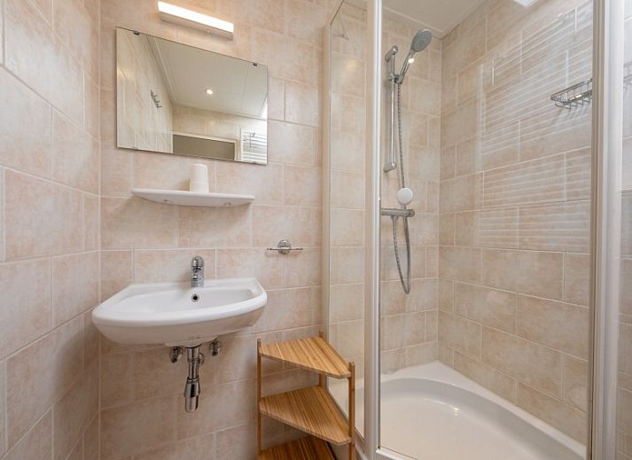 Eet- en zithoek in Bungalowpark Tamarisk - Bungalow 200 - Ties, Texel, ideaal voor familiebijeenkomsten.