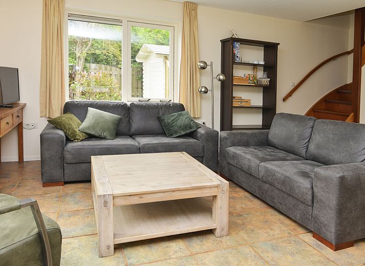 Vacation home Vuurtorenwachter in De Cocksdorp on Texel with green garden and classic brick facade.