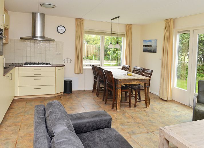 Vacation home Vuurtorenwachter in De Cocksdorp on Texel with green garden and classic brick facade.