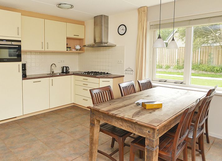 Charming vacation home Vuurtorenwachter, De Cocksdorp, Texel with spacious terrace and surrounding nature.