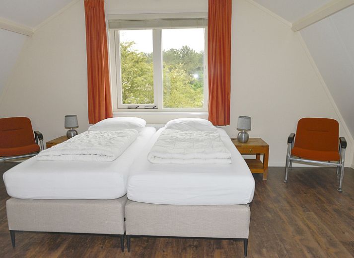 Charming vacation home Vuurtorenwachter, De Cocksdorp, Texel with spacious terrace and surrounding nature.