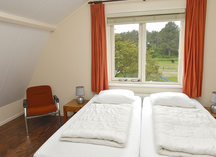 Charming vacation home Vuurtorenwachter, De Cocksdorp, Texel with spacious terrace and surrounding nature.