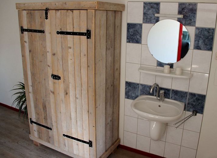 Spacious dining room in the Oorsprong, De Cocksdorp, Texel, vacation home with long table.