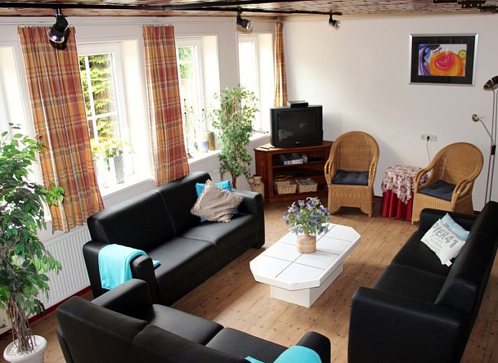 Spacious dining room in the Oorsprong, De Cocksdorp, Texel, vacation home with long table.
