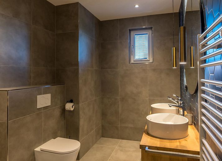 Modern wall decoration in Princenhof 3 - 8-pers vacation home, De Cocksdorp, Texel for an atmospheric interior.