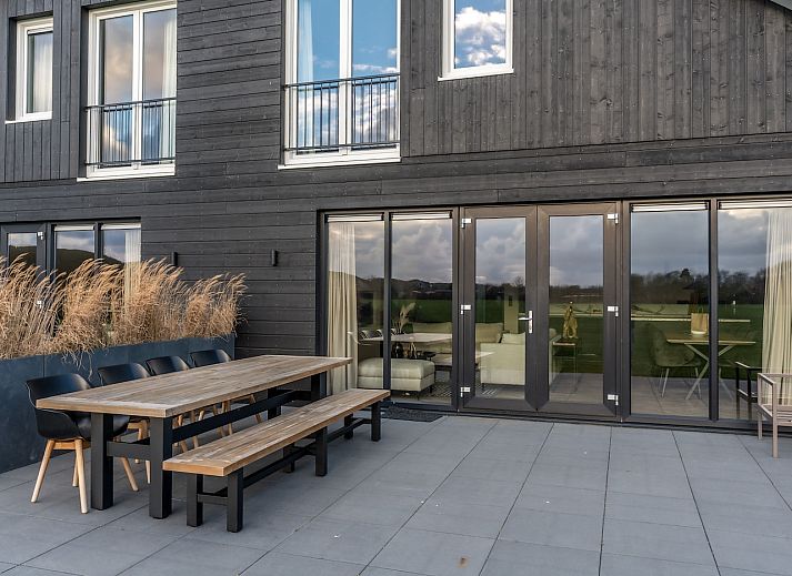 Cozy reading corner in Princenhof 3 - 8-pers vacation home, De Cocksdorp, Texel with comfortable sofa.
