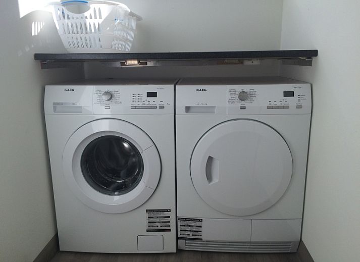 Gemuetliches Wohnzimmer im Bungalow Zevenbergen, De Cocksdorp, Texel, mit grosser Sitzecke.