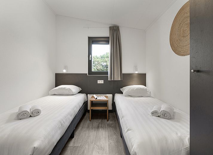 Sluftervallei 6-Personen-Mobilheim mit Veranda in De Cocksdorp, Texel, umgeben von viel Gruen.