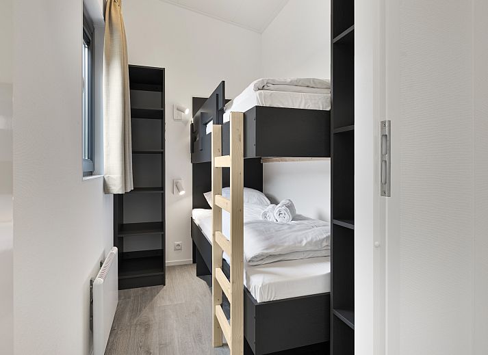 Sluftervallei 6-Personen-Mobilheim mit Veranda in De Cocksdorp, Texel, umgeben von viel Gruen.