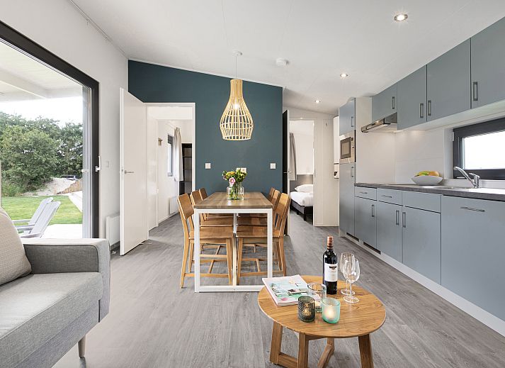 Gemuetliches Wohnzimmer im 6-Personen-Mobilheim Sluftervallei, De Cocksdorp, Texel, mit Blick auf den Garten.