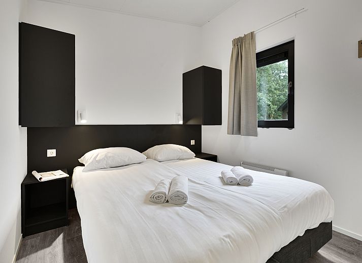 Gemuetliches Wohnzimmer im 6-Personen-Mobilheim Sluftervallei, De Cocksdorp, Texel, mit Blick auf den Garten.