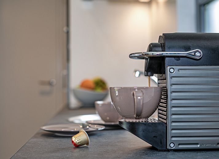 Moderne Essecke im 6-Personen-Mobilheim Sluftervallei, De Cocksdorp, Texel, mit offener Kueche.