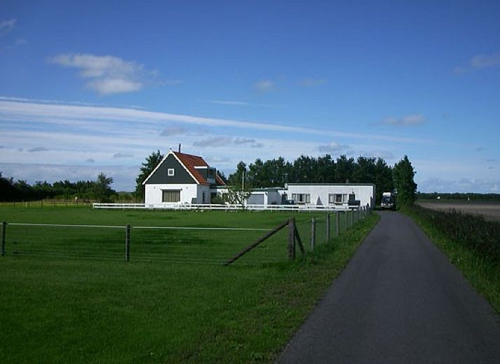 Rustic cottage at Holiday Homes Family Bouthoorn in South Eierland, Texel with a beautiful view of the countryside.