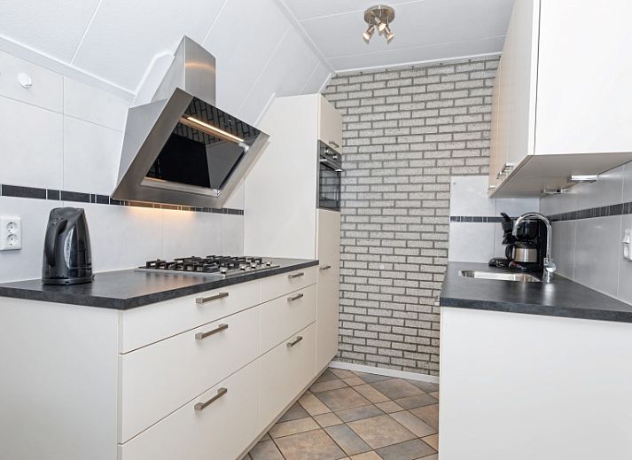 Vacation home Schelpenoord 121 in De Cocksdorp Texel offers a sunny terrace with comfortable seating.