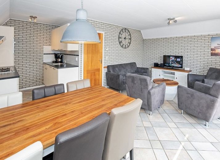 Vacation home Schelpenoord 121 in De Cocksdorp Texel offers a sunny terrace with comfortable seating.