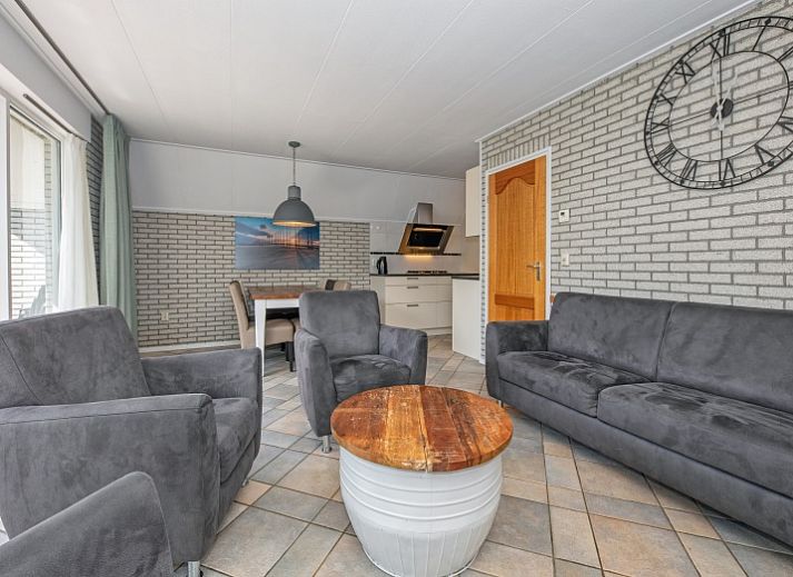 Vacation home Schelpenoord 121 in De Cocksdorp Texel offers a sunny terrace with comfortable seating.