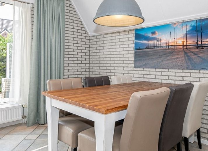 Vacation home Schelpenoord 121 in De Cocksdorp Texel offers a sunny terrace with comfortable seating.