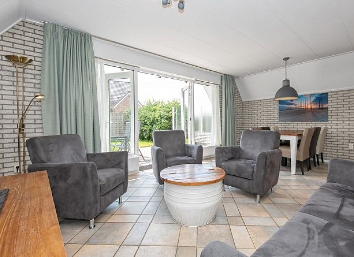 Modern kitchen in Holiday home Schelpenoord 121, De Cocksdorp Texel, fully equipped for a comfortable stay.