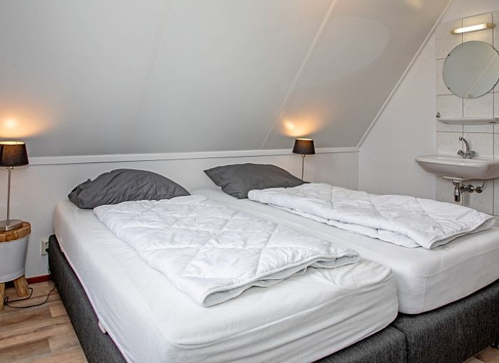 Modern kitchen in Holiday home Schelpenoord 121, De Cocksdorp Texel, fully equipped for a comfortable stay.