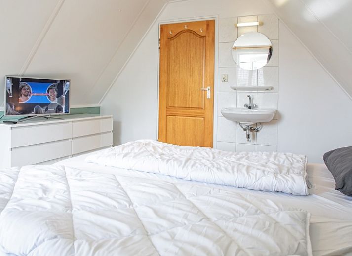 Modern kitchen in Holiday home Schelpenoord 121, De Cocksdorp Texel, fully equipped for a comfortable stay.