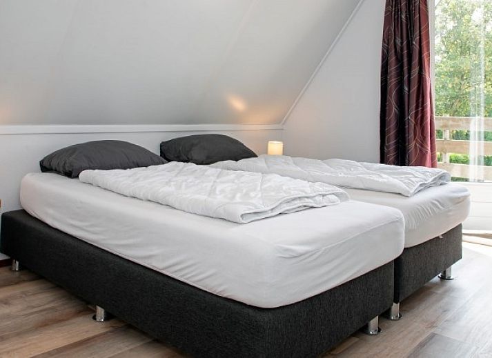 Cozy living room with dining area in Holiday home Schelpenoord 121, located in De Cocksdorp on Texel.