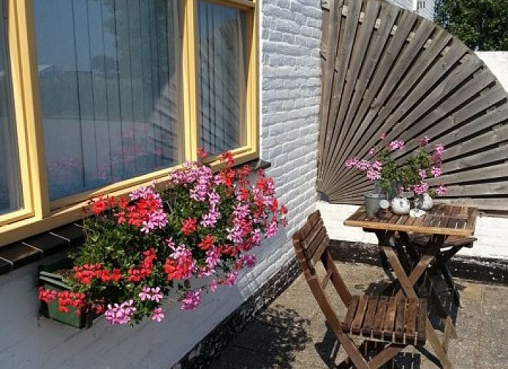 Rustic cottage at Holiday Homes Family Bouthoorn in South Eierland, Texel with a beautiful view of the countryside.