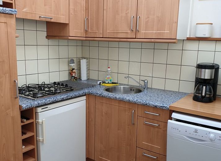 Cozy terrace with flowers at Holiday Homes Family Bouthoorn in Zuid-Eierland, Texel.