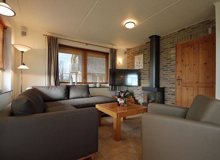 Villa De Witte Hoek in De Cocksdorp, Texel, mit charmantem Reetdach und sonniger Terrasse fuer ein entspannendes Ferienhauserlebnis.