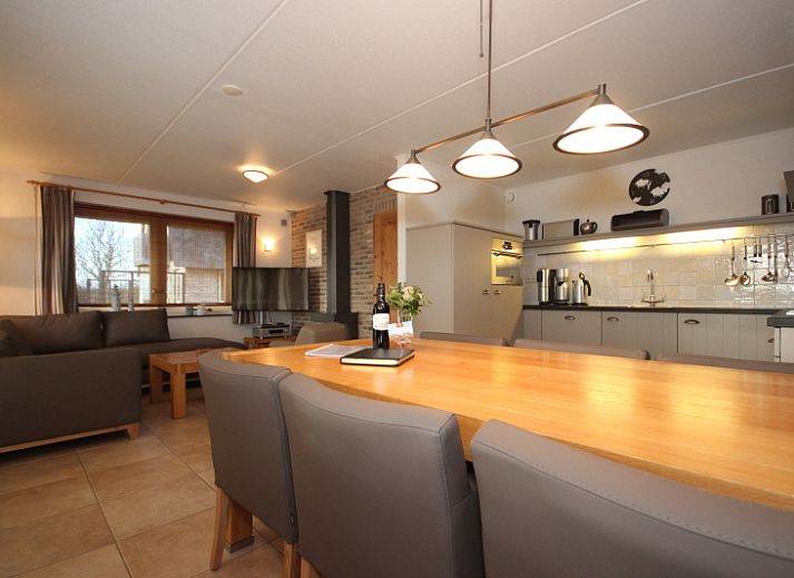 Villa De Witte Hoek in De Cocksdorp, Texel, mit charmantem Reetdach und sonniger Terrasse fuer ein entspannendes Ferienhauserlebnis.