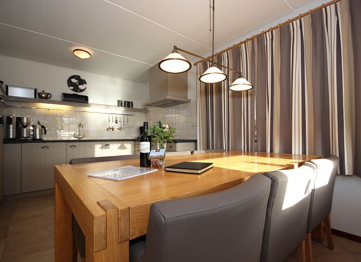 Villa De Witte Hoek in De Cocksdorp, Texel, mit charmantem Reetdach und sonniger Terrasse fuer ein entspannendes Ferienhauserlebnis.