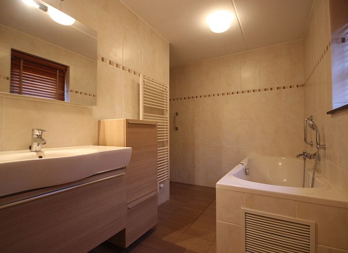 Gemuetliches Wohnzimmer der Villa De Witte Hoek, Ferienhaus in De Cocksdorp, Texel, mit bequemer Sitzecke und gemuetlichem Kamin.