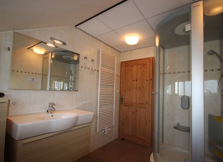 Gemuetliches Wohnzimmer der Villa De Witte Hoek, Ferienhaus in De Cocksdorp, Texel, mit bequemer Sitzecke und gemuetlichem Kamin.