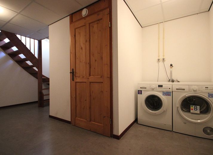 Gemuetliches Wohnzimmer der Villa De Witte Hoek, Ferienhaus in De Cocksdorp, Texel, mit bequemer Sitzecke und gemuetlichem Kamin.