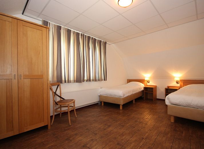 Gemuetliches Wohnzimmer der Villa De Witte Hoek, Ferienhaus in De Cocksdorp, Texel, mit bequemer Sitzecke und gemuetlichem Kamin.