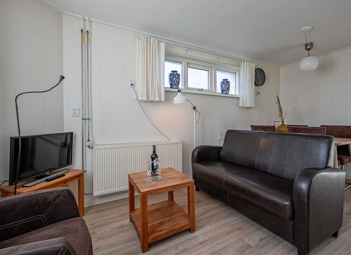 Rustikales Holzferienhaus Kikkertstraat 60 in De Cocksdorp, Texel, umgeben von gruener Natur.