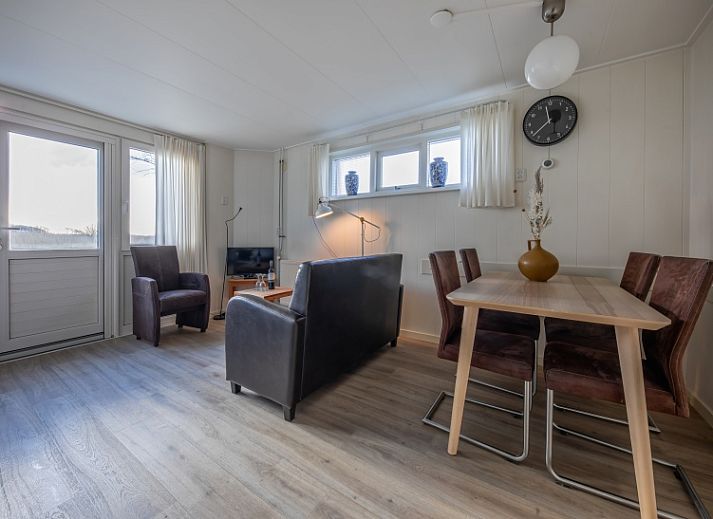 Rustikales Holzferienhaus Kikkertstraat 60 in De Cocksdorp, Texel, umgeben von gruener Natur.