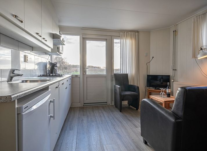 Rustikales Holzferienhaus Kikkertstraat 60 in De Cocksdorp, Texel, umgeben von gruener Natur.