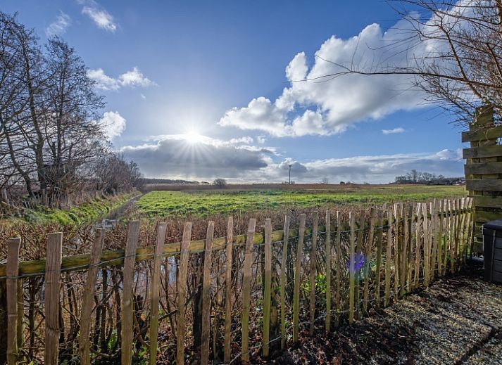 Gemuetliches Wohnzimmer des Ferienhauses Kikkertstraat 60, De Cocksdorp, Texel mit komfortabler Sitzecke.